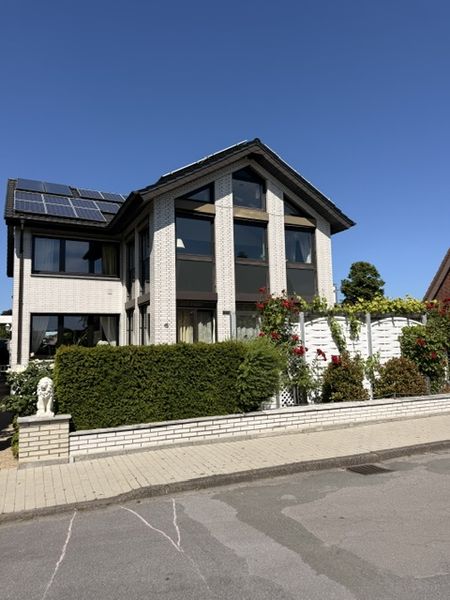 Außergewöhnliches 1-2 Familienhaus mit traumhaften Garten & Pool, inkl. 2 EBK, Solaranlage usw.